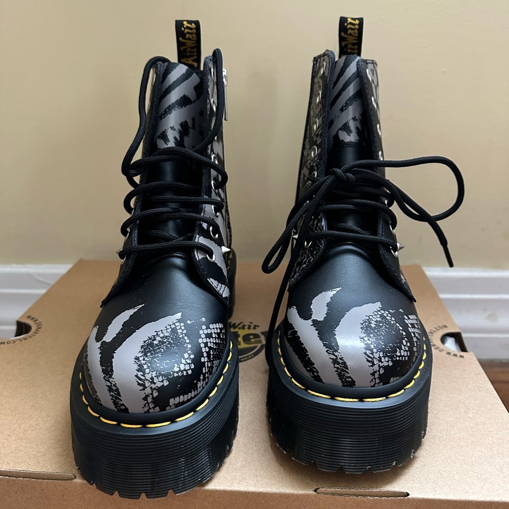 DR MARTENS JADON PLATAFORM BOOTS